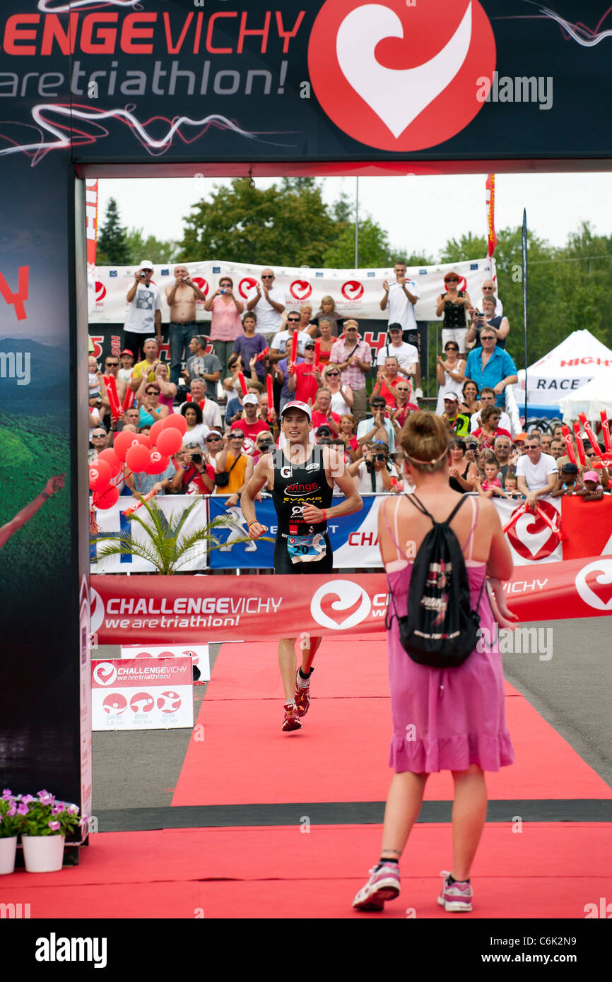 La Vichy piena distanza gara di triathlon vincitore Stephen Bayliss ha salutato dalla moglie. Foto Stock