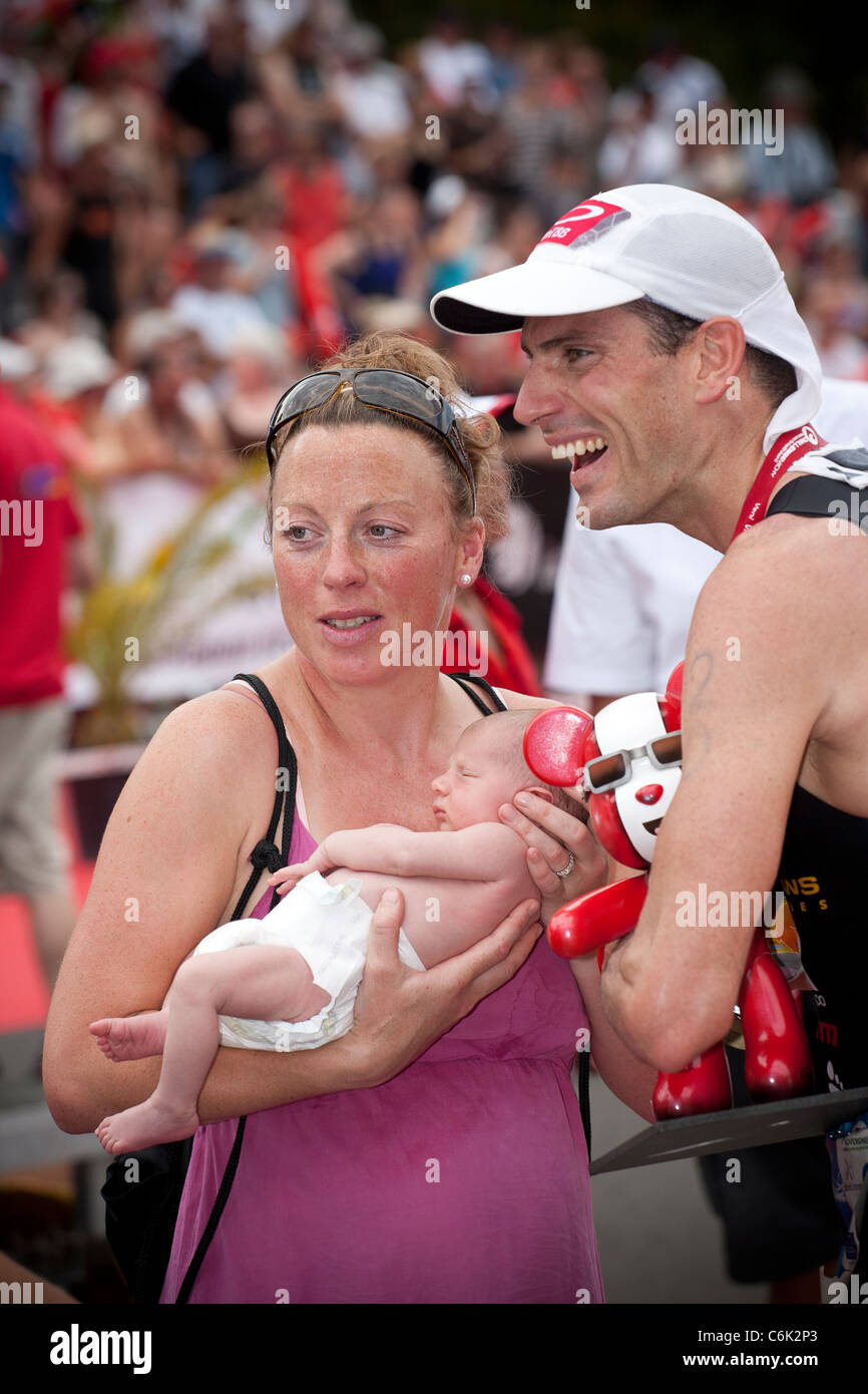 Stephen BAYLISS, il Vichy piena distanza gara di triathlon vincitore con la famiglia. Foto Stock