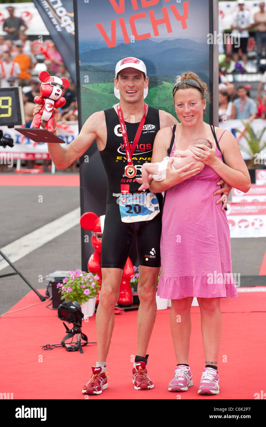 La Vichy distanza completa il Triathlon. Qui, il triatleta vincitore Stephen Bayliss in società con la moglie e il bambino neonato. Foto Stock