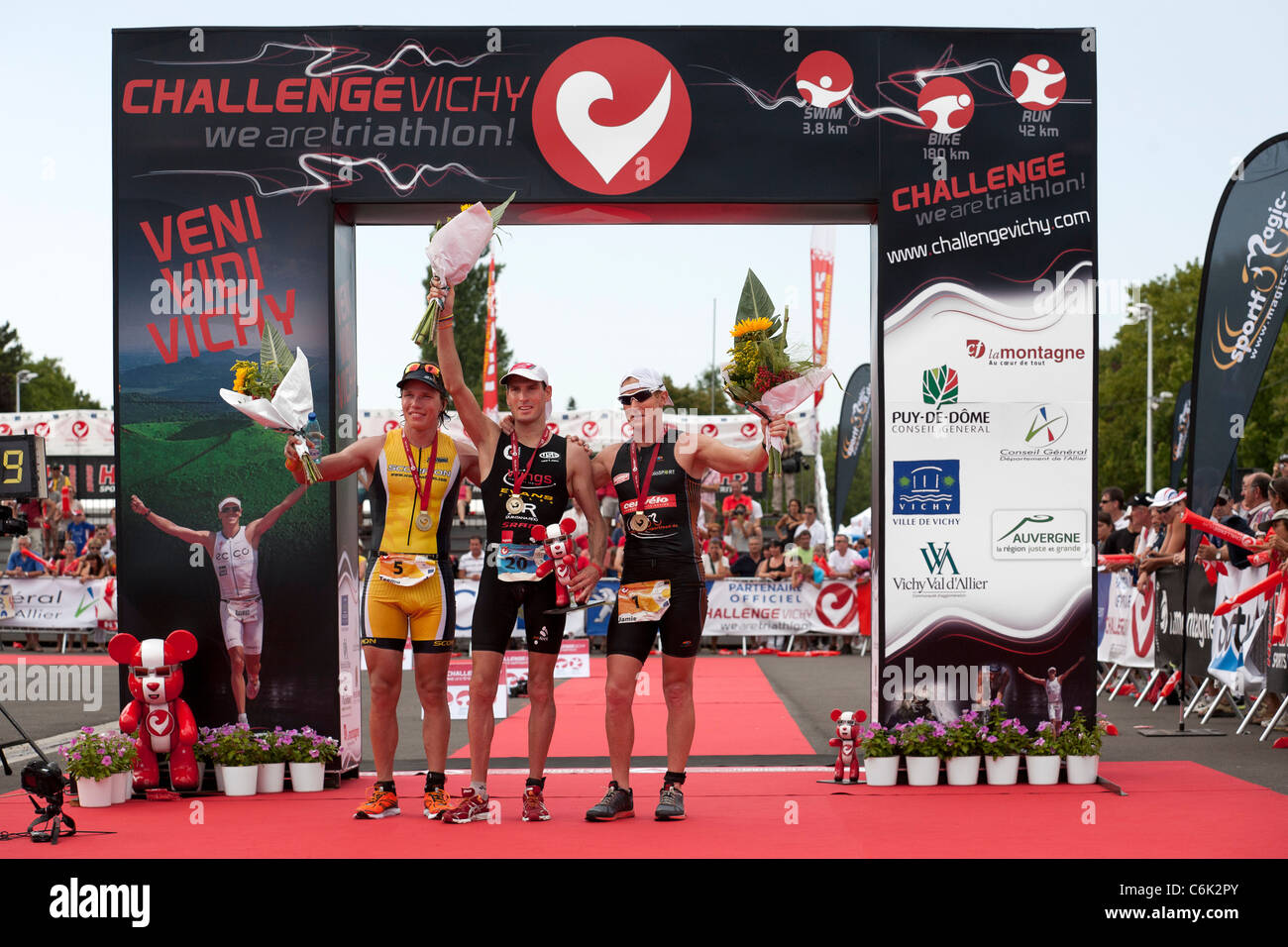 I vincitori della Vichy di lunga distanza il Triathlon. Stephen BAYLISS (primo), Teemu LEMMETTYLÄ (seconda) e Jamie WHYTE (terzo). Foto Stock
