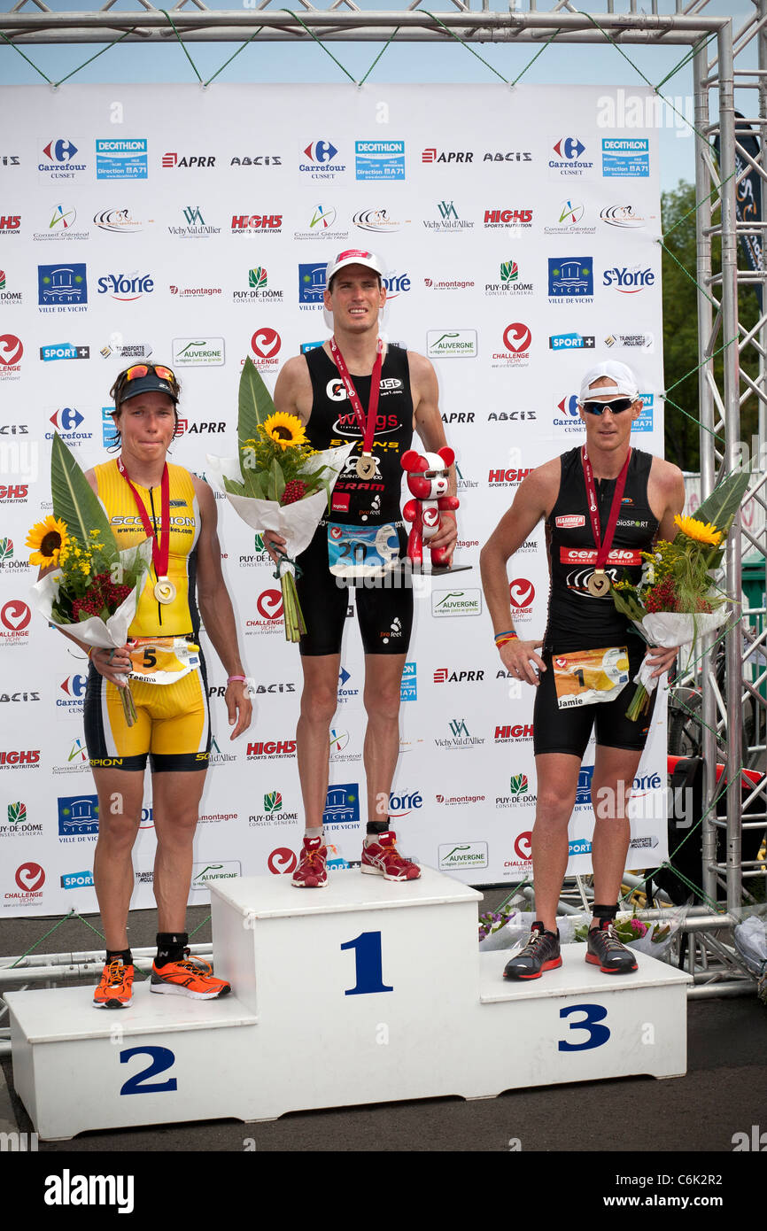 I vincitori della Vichy di lunga distanza il Triathlon. Stephen BAYLISS (primo), Teemu LEMMETTYLÄ (seconda) e Jamie WHYTE (terzo) Foto Stock