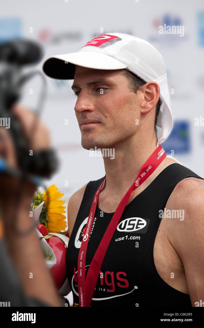 Il vincitore della Vichy di lunga distanza gara di triathlon (Francia). Stephen BAYLISS risponde a un intervista in TV. Ritratto. Foto Stock