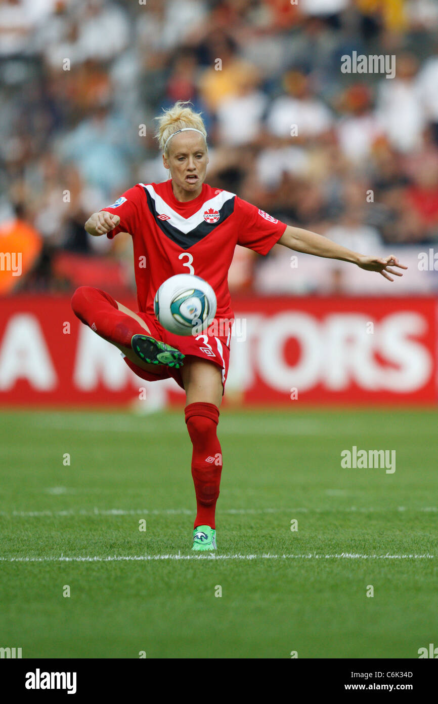 Kelly Parker del Canada porta la sfera verso il basso durante la partita di apertura della FIFA femminile di Coppa del Mondo di calcio contro la Ger Foto Stock