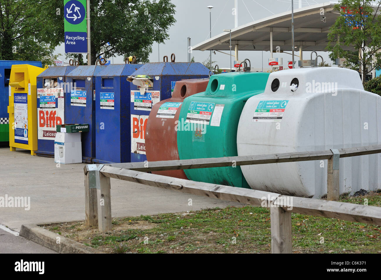 Cassonetti per il riciclaggio in una zona di riciclo di un parcheggio per auto Foto Stock