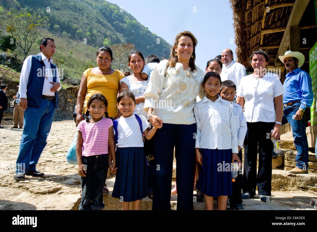 Presidente la moglie Margarita con bambini locali ad ingresso a Sonato de Las Golondrinas Foto Stock