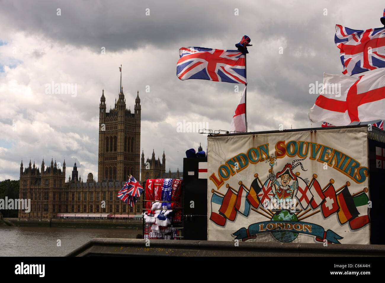 Un negozio di souvenir con le case del Parlamento in background Foto Stock