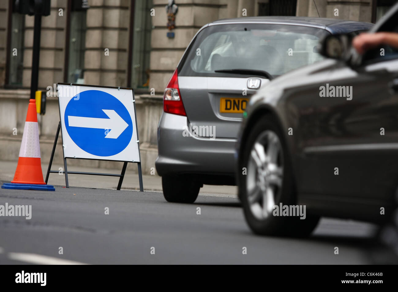 Traffico deviato durante una chiusura della strada a Londra Foto Stock