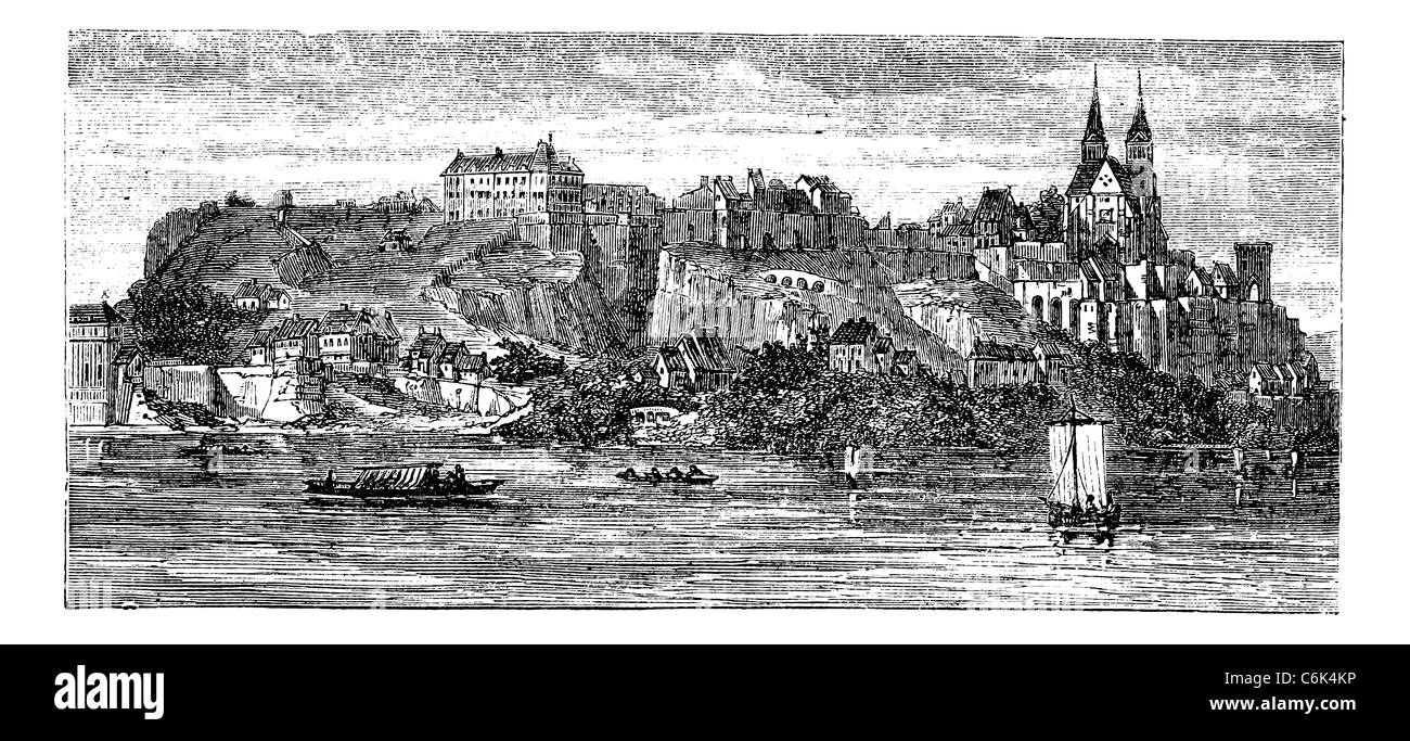 Vista delle barche nel fiume con la costruzione ed il castello su una collina, nella vecchia Breisach, Germania, vintage incisione da 1890s. Foto Stock