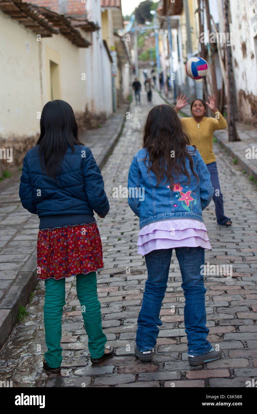 I bambini giocando a pallavolo in una strada, Cuzco, Perù Foto Stock