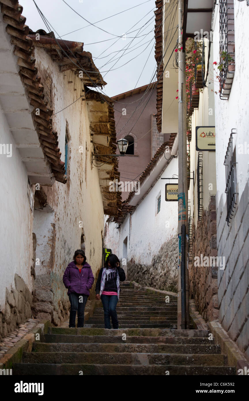 Amico femmina nello spostamento verso il basso di una passerella a gradini a Cuzco, Perù Foto Stock