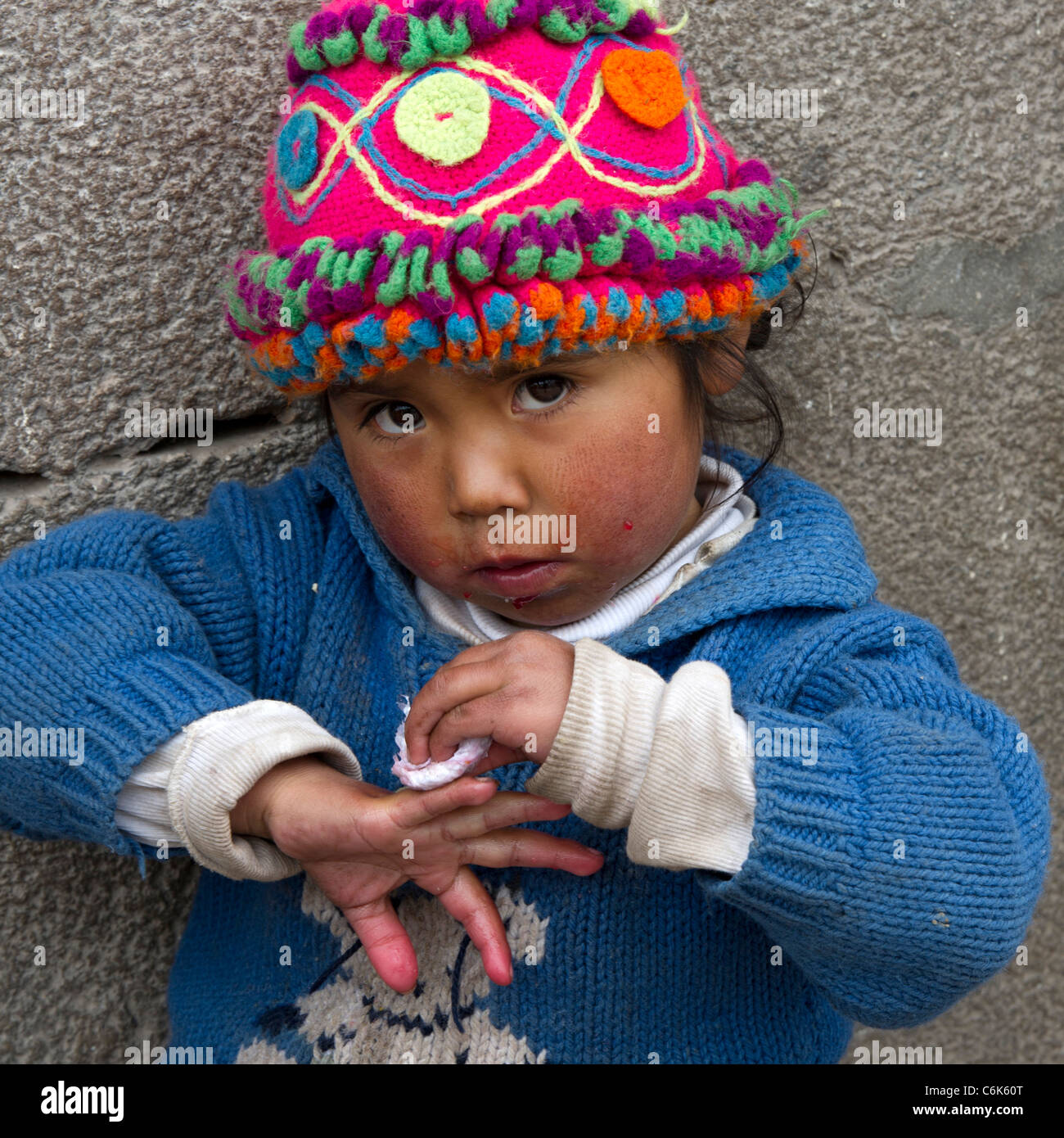 Ritratto di una ragazza la pulizia le dita, Cuzco, Perù Foto Stock
