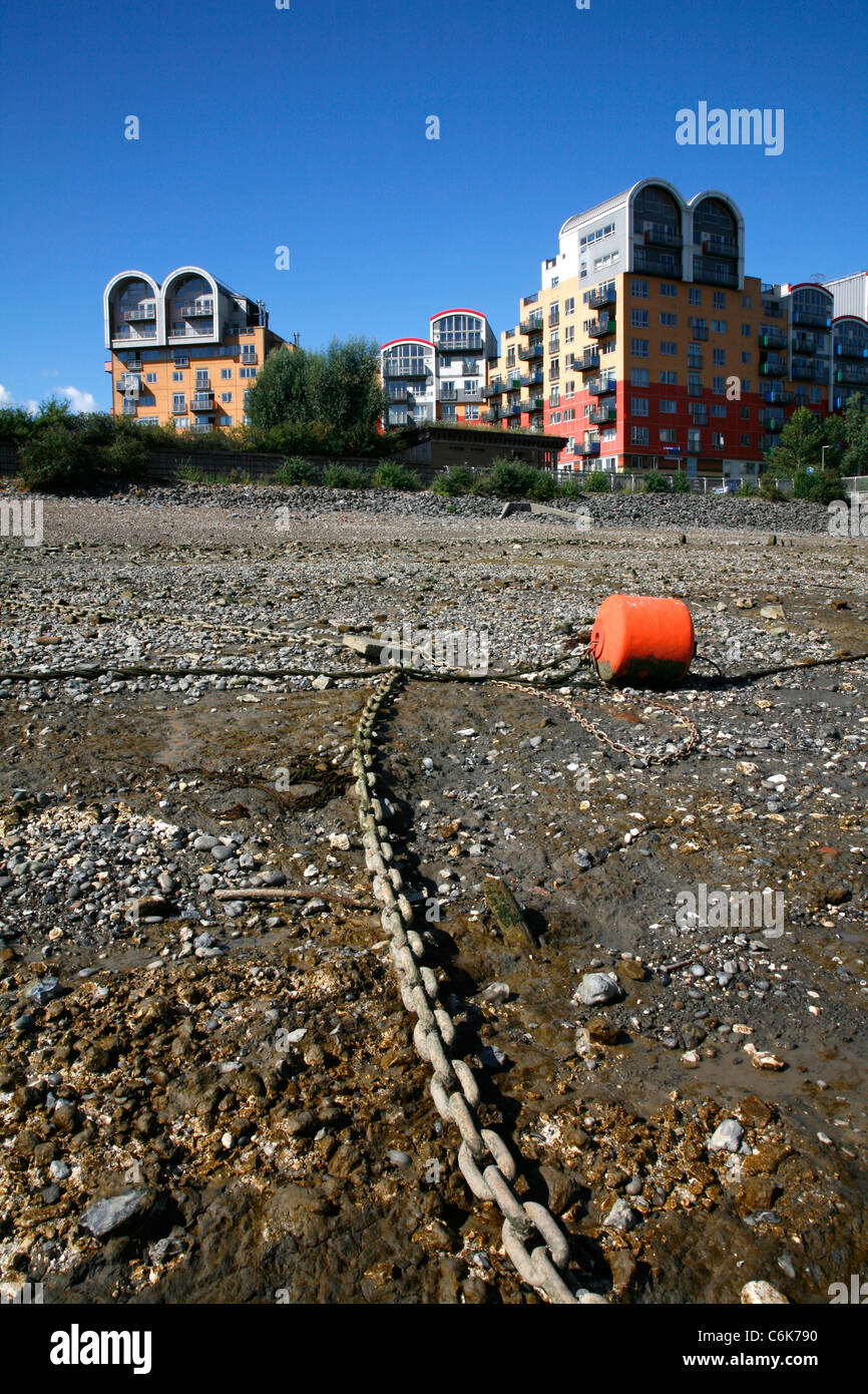 Millennium Village sviluppo visto dal Tamigi a bassa marea a Bugsby raggiunge, penisola di Greenwich, London, Regno Unito Foto Stock