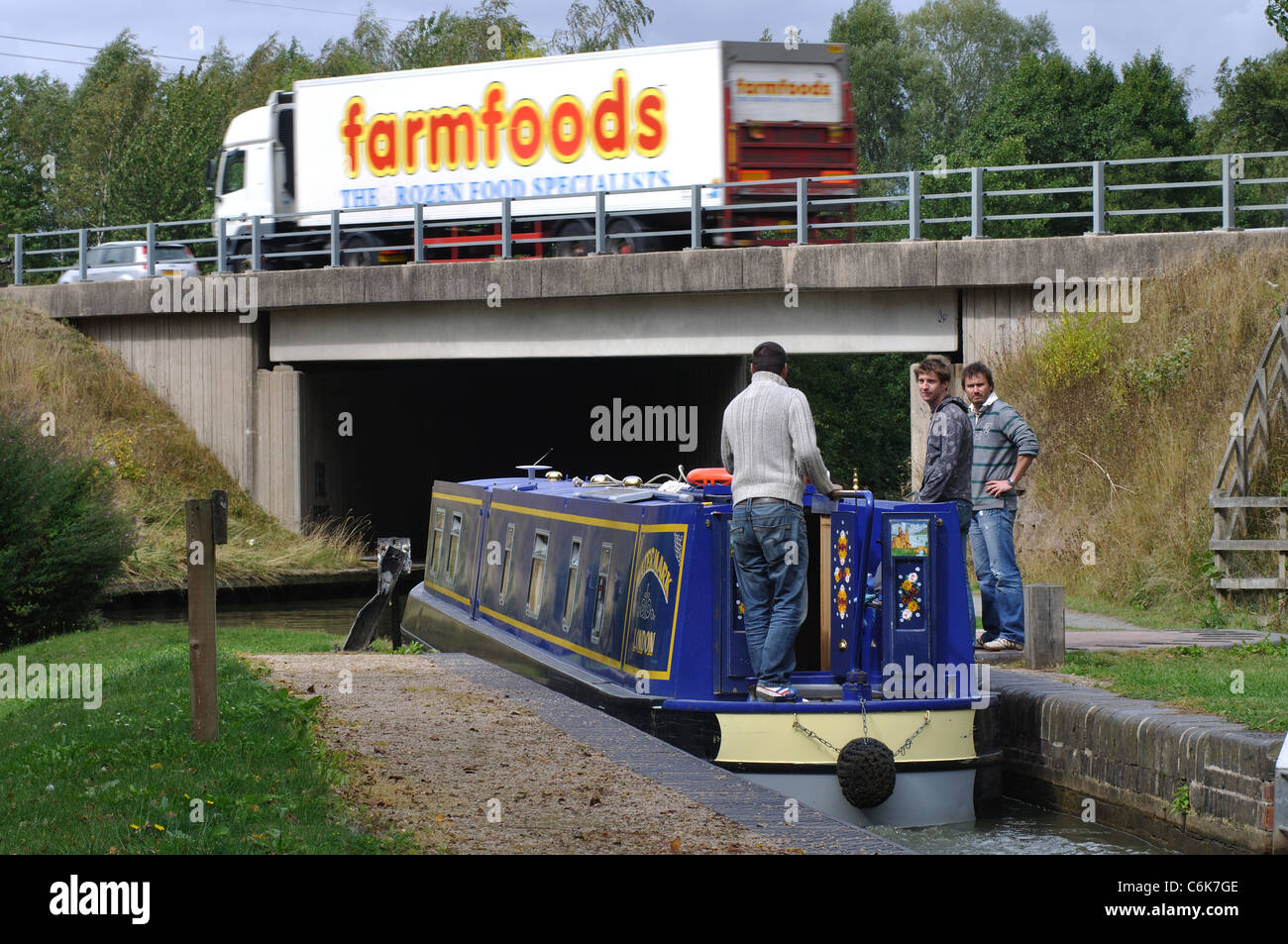 Farmfoods camion su M40 Autostrada che attraversa il canale di Stratford, Warwickshire, Regno Unito Foto Stock