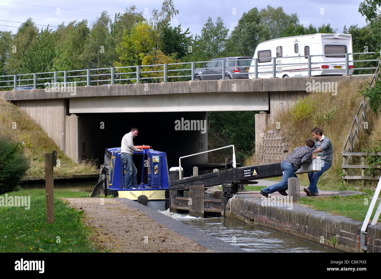 Narrowboat sul canale di Stratford passando sotto l'autostrada M40, Warwickshire, Regno Unito Foto Stock