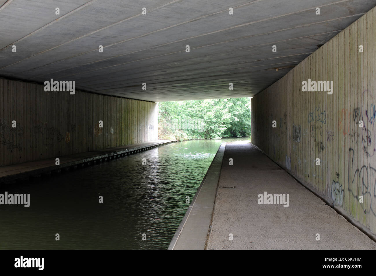 Stratford Canal passando sotto l'autostrada M40, Warwickshire, Inghilterra, Regno Unito Foto Stock