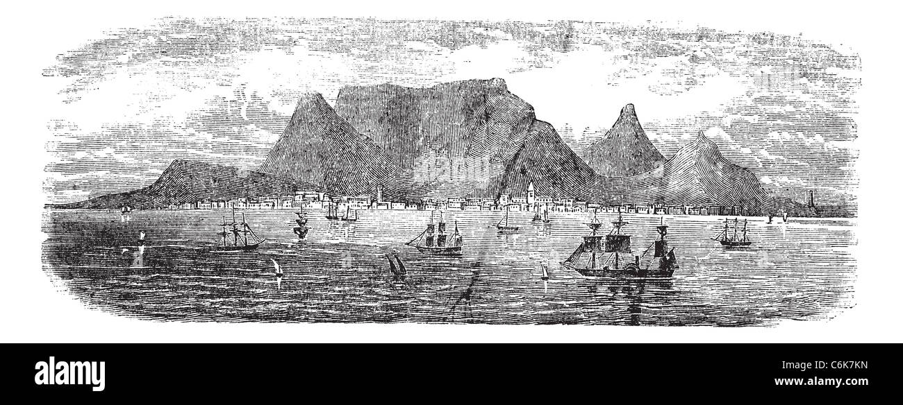 Cape Town, Sud Africa incisione vintage. Vecchie illustrazioni incise vista tabella montagne vicino a Città del Capo con navi, 1890s. Foto Stock