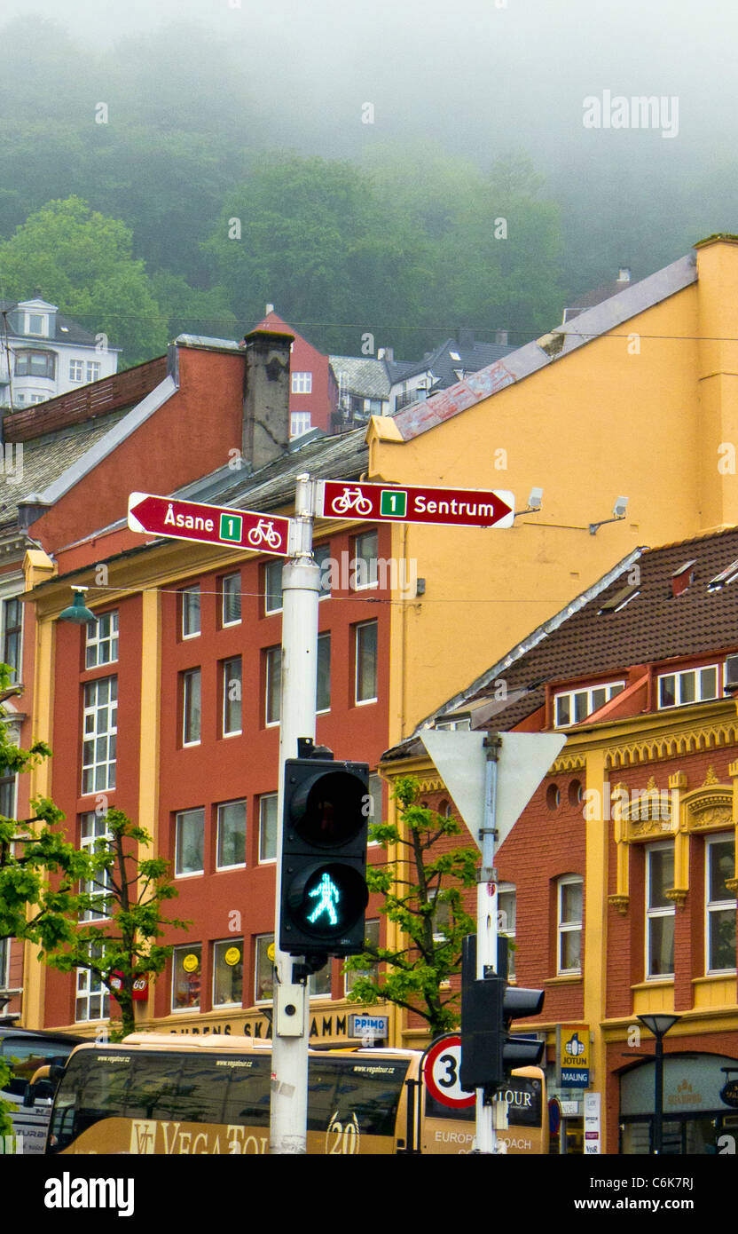 Un percorso ciclabile segno montato in corrispondenza di un livello pedonale di attraversamento di Bergen, Norvegia Foto Stock