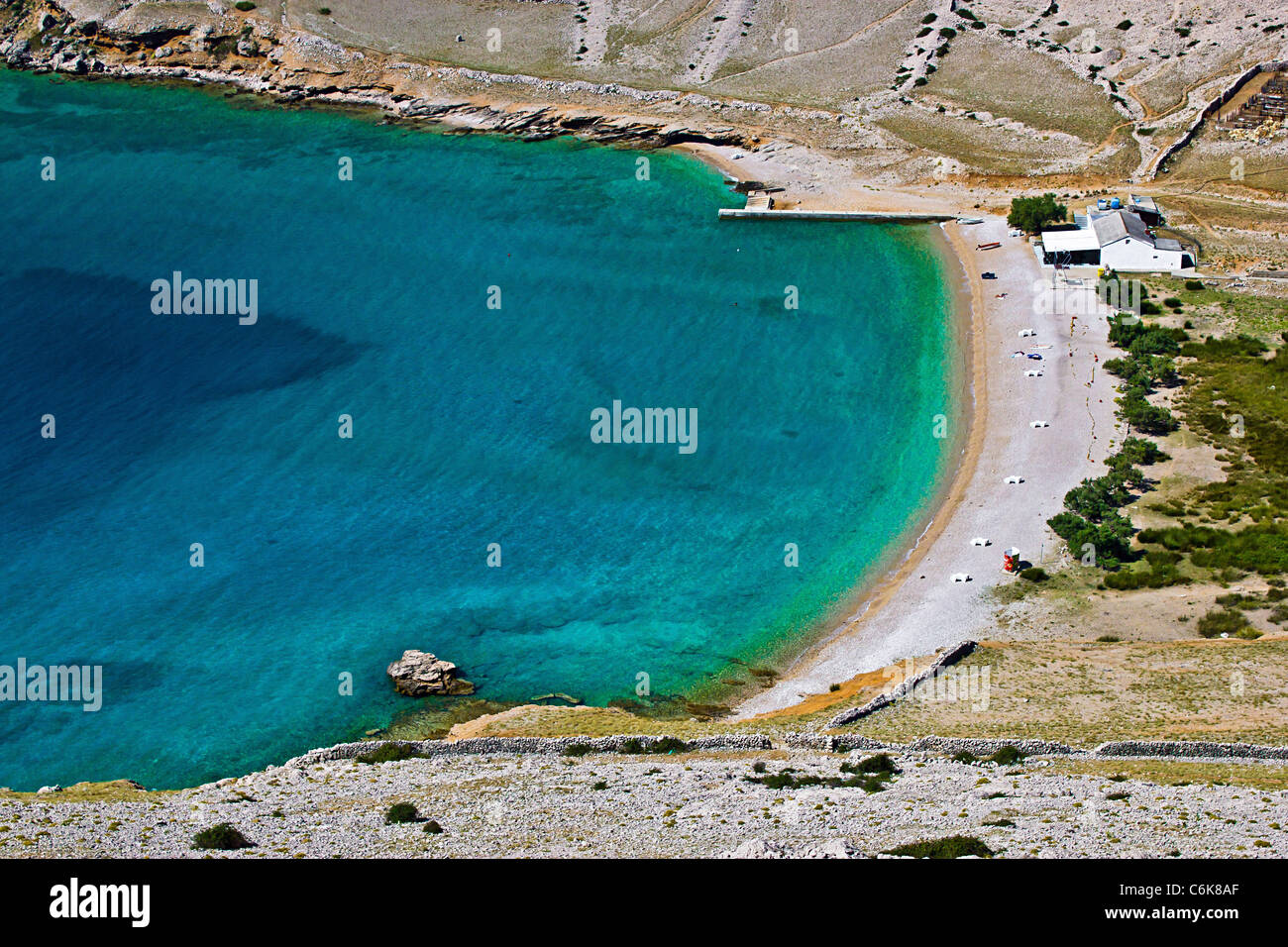 Nascosto di ciottoli e sabbia e spiaggia di Vela Luka, pf Isola di Krk, Croazia Foto Stock