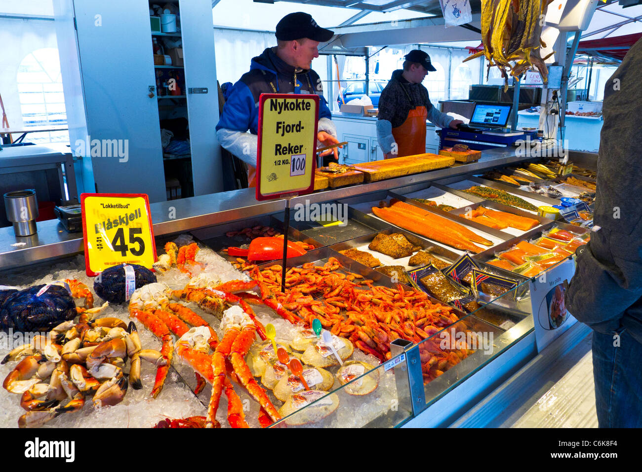 Il mercato del pesce di Torget St, Bergen, Norvegia Foto stock - Alamy