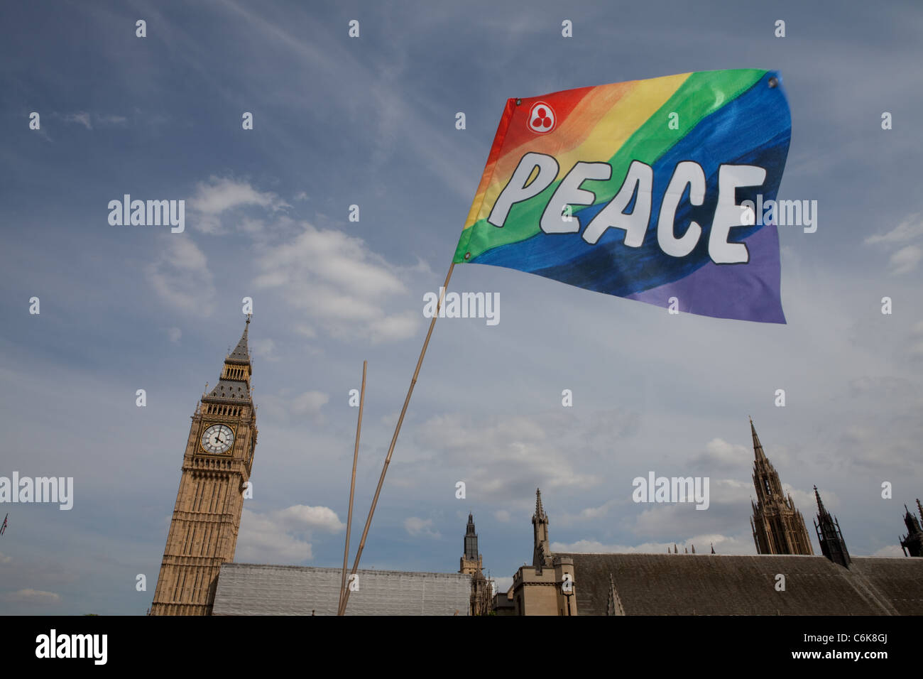 Una bandiera della pace al villaggio di democrazia visto di fronte il Big Ben. Foto Stock