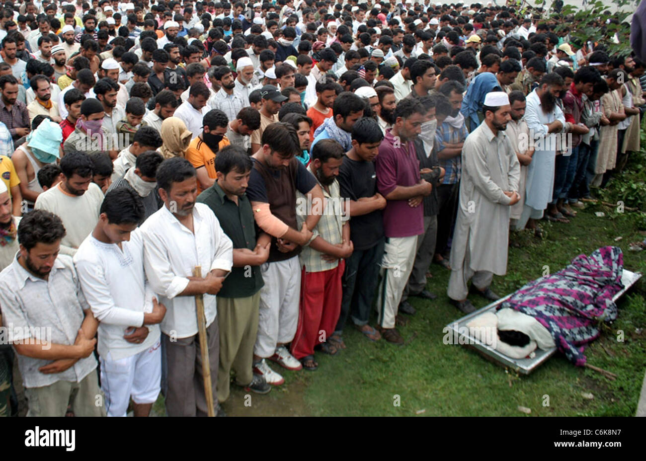 I musulmani del Kashmir eseguire preghiere funebri accanto al corpo di Meraj-Ud Din a Lone, che è stato ucciso dalle forze di sicurezza durante una Foto Stock