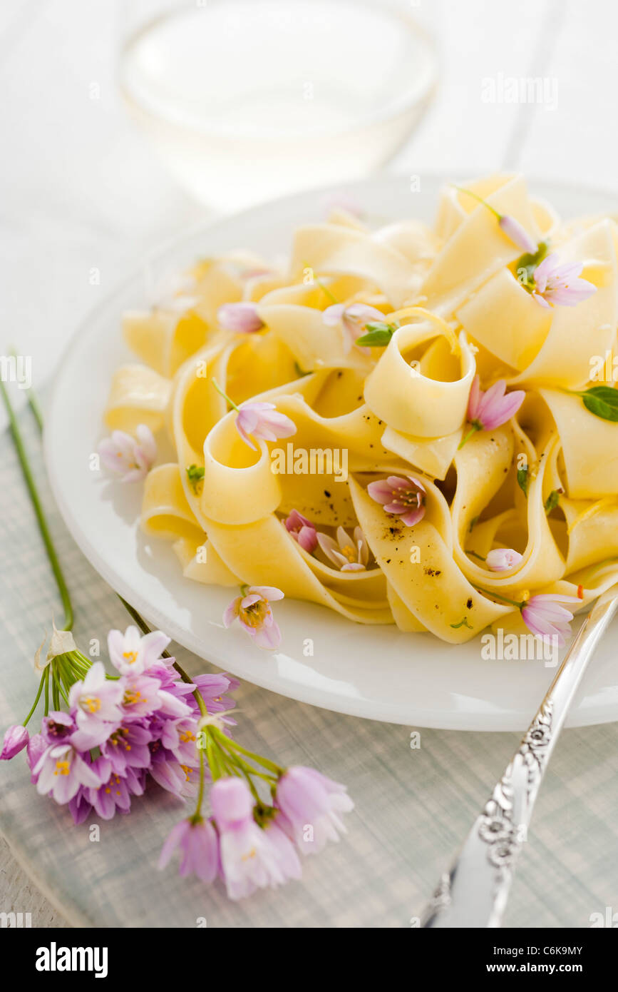 Tagliatelle con aglio e limone Foto Stock