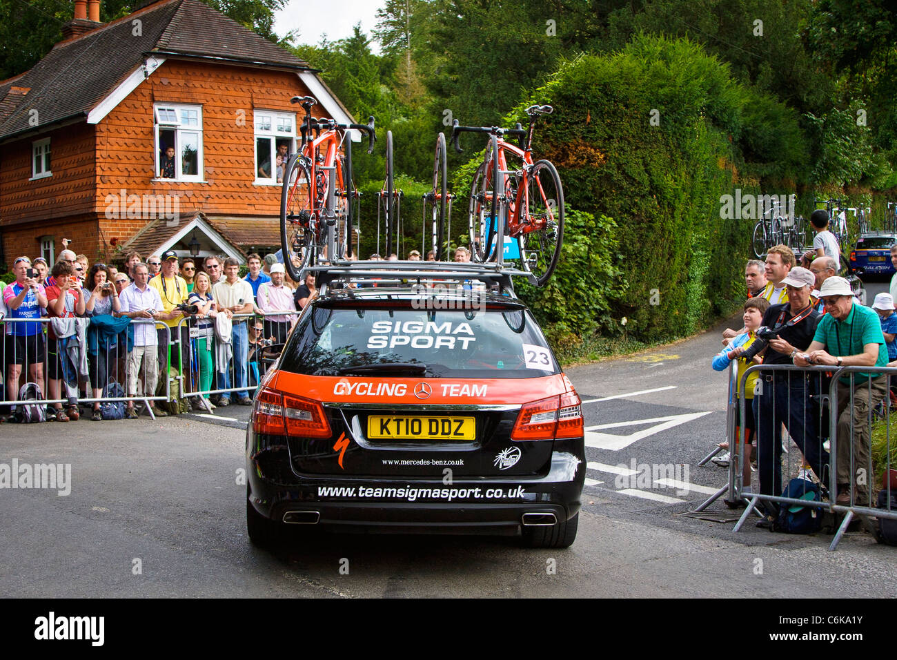 Gara di auto di supporto al piede del Box Hill, Londra Surrey cycle classic 2011 Olimpico di evento di prova per i Giochi Olimpici Foto Stock