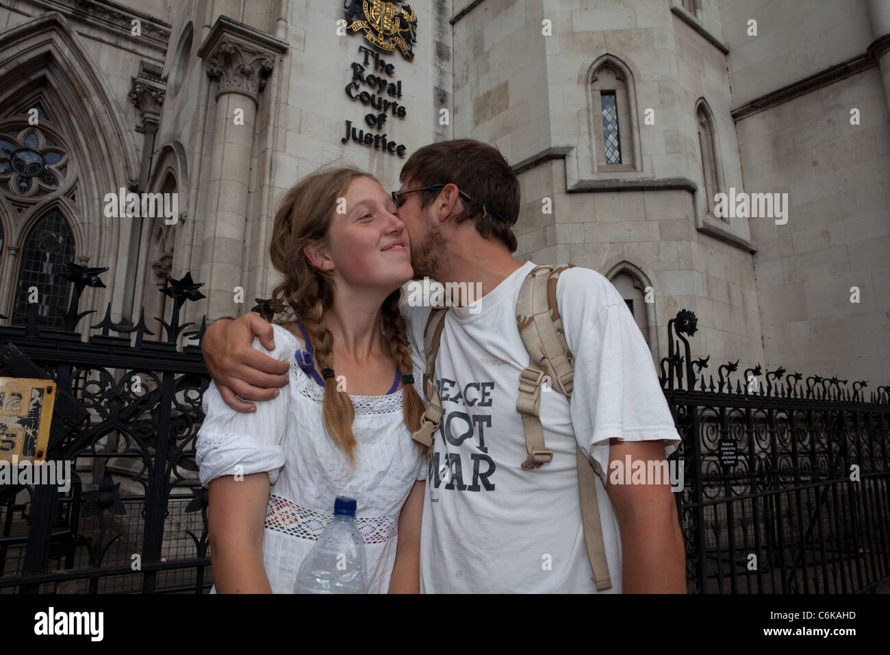 Gli attivisti, Lucca e Decano, al di fuori della Royal Courts of Justice per la data finale della democrazia case di villaggio. Foto Stock