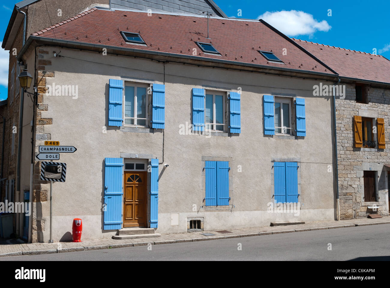 Casa Tradizionale con persiane blu nella città di Arbois in Francia Foto Stock