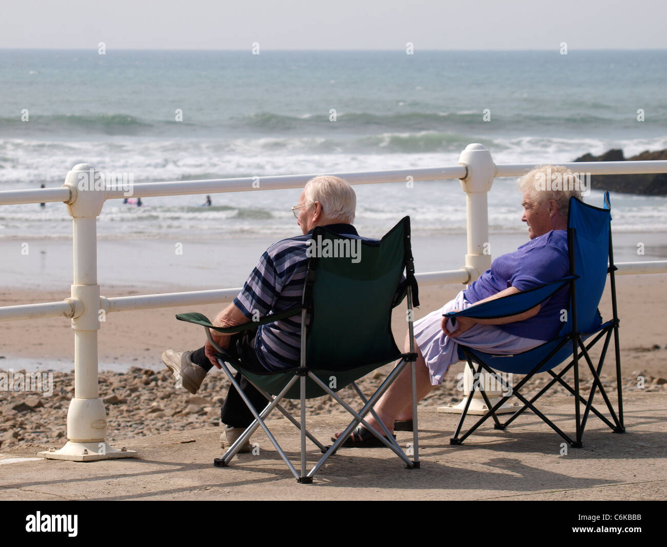 Coppia di anziani in spiaggia, Bude, Cornwall, Regno Unito Foto Stock