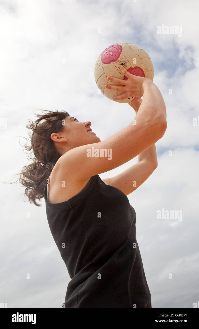 Giovane donna riproduzione di netball Foto Stock