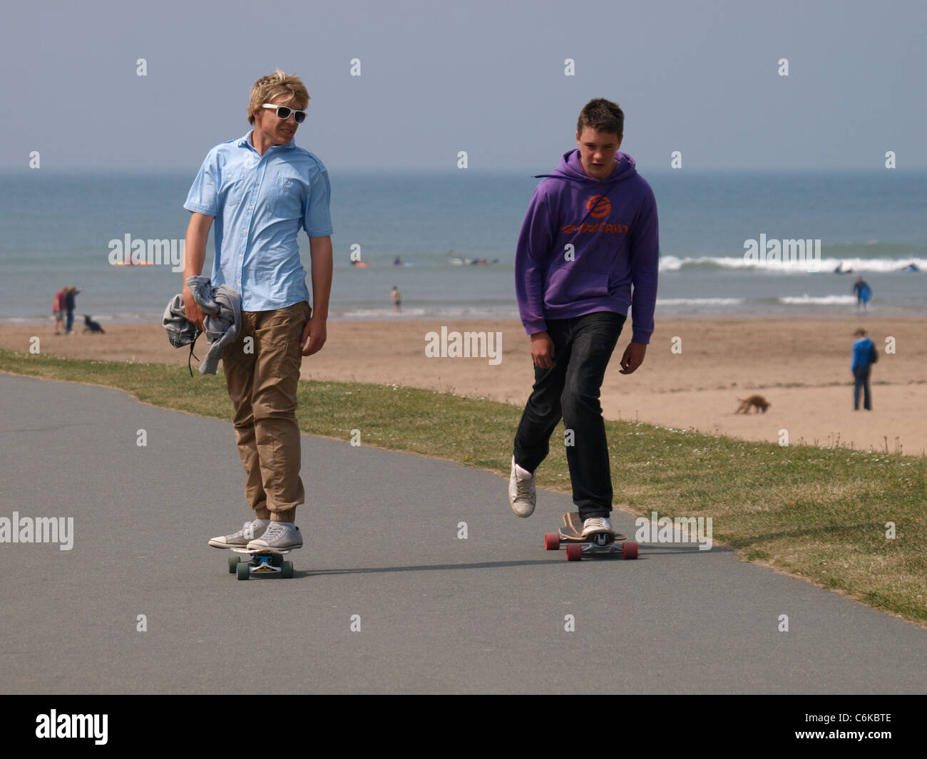 Lo skateboard dal mare, Bude, Cornwall, Regno Unito Foto Stock