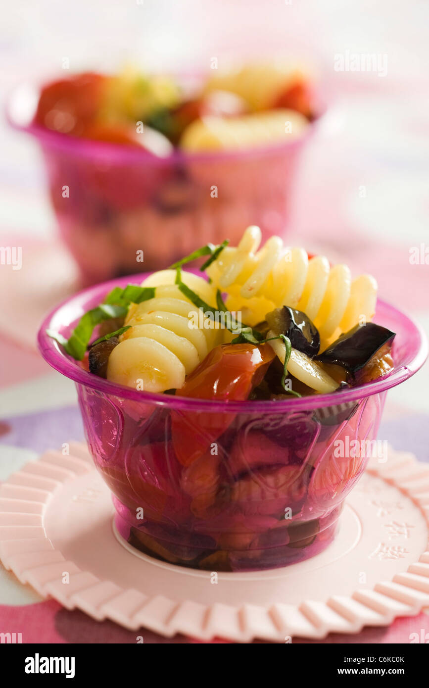 Orecchiette con melanzane, pomodoro e basilico Foto Stock