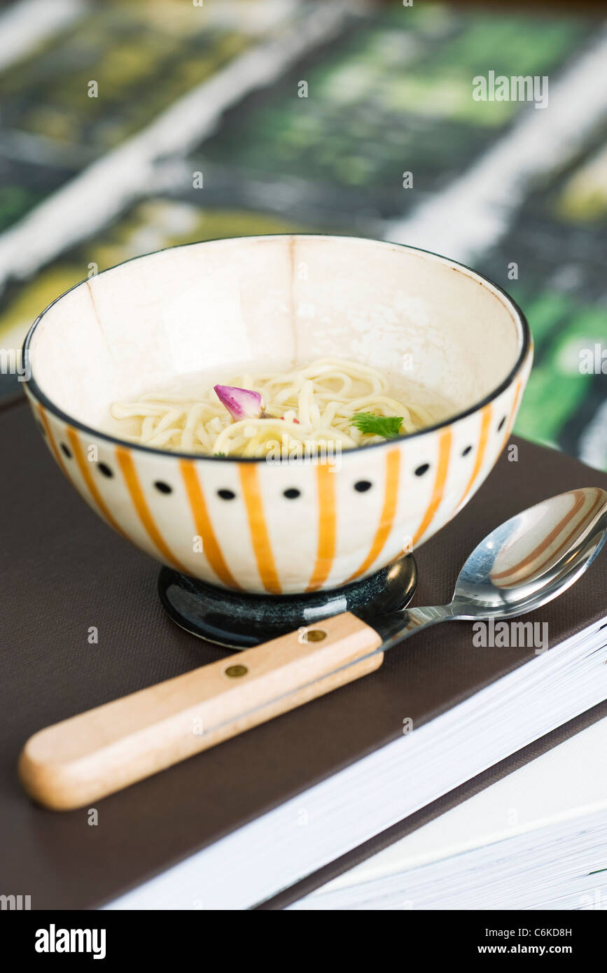 Il pollo e la zuppa di rose con spaghettini Foto Stock
