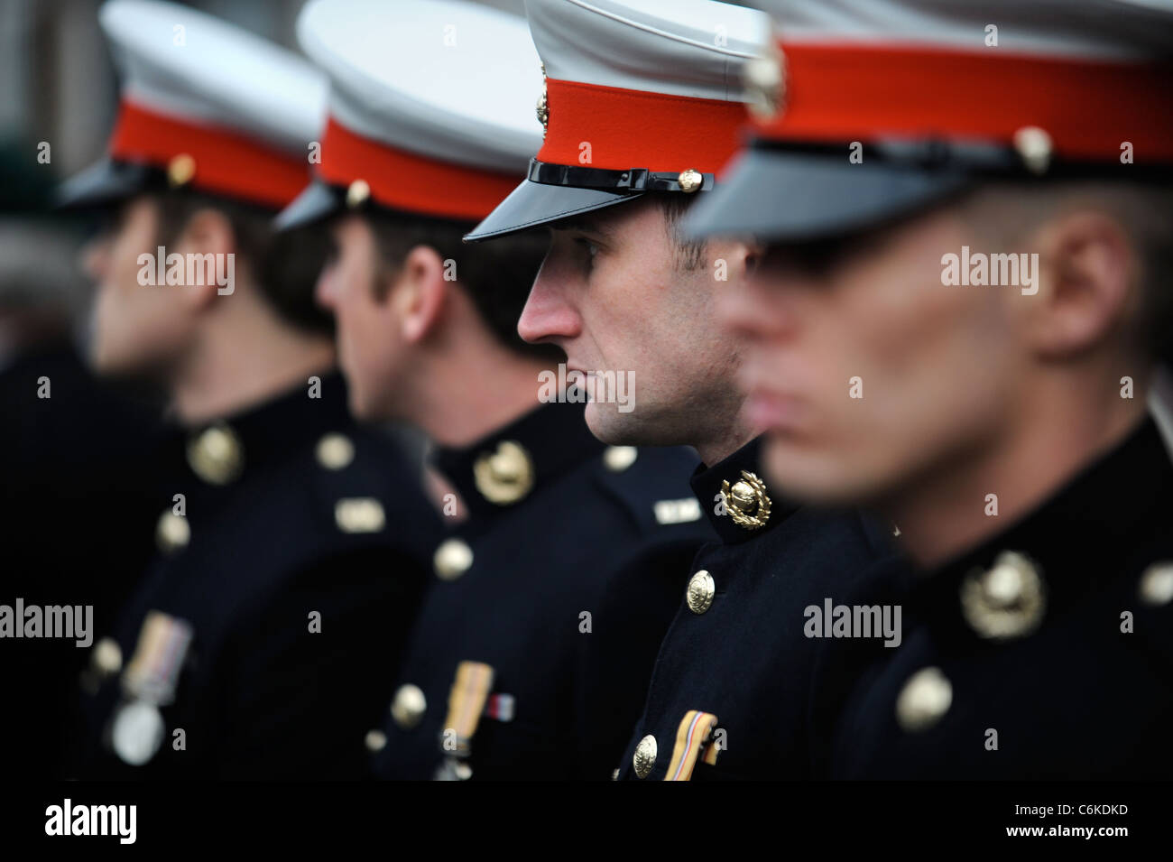 Royal Marines nel vestire uniformi tra persone in lutto si sono riuniti per una cerimonia di rimpatrio a Wootton Bassett, Wiltshire REGNO UNITO Dic 2008 Foto Stock