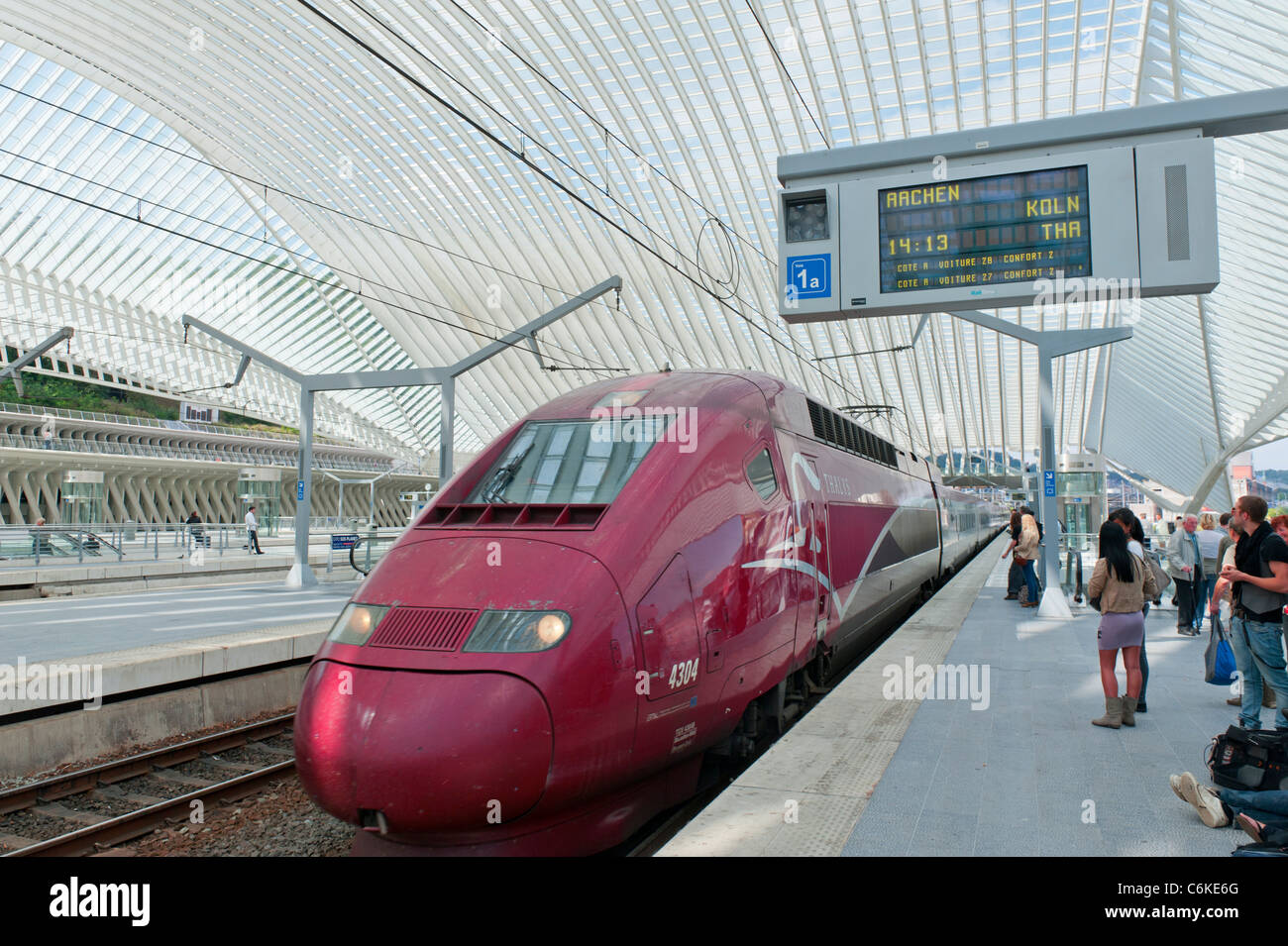 Thalys treno ad alta velocità presso Liège-Guillemins moderna stazione ferroviaria progettata dall'architetto Santiago Calatrava a Liegi in Belgio Foto Stock
