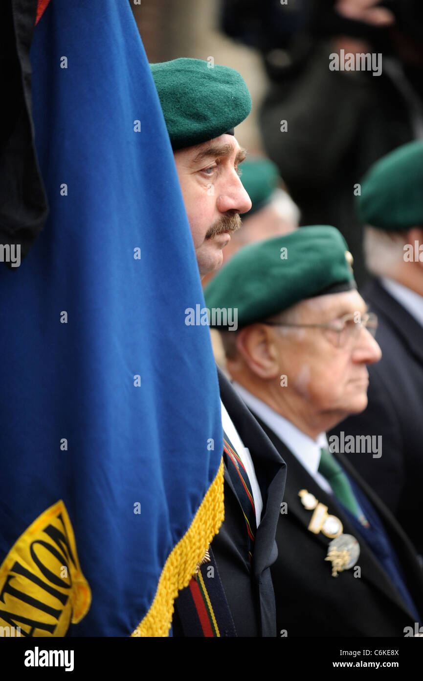 Veterani dell esercito in uniforme tra persone in lutto si sono riuniti per una cerimonia di rimpatrio a Wootton Bassett, Wiltshire REGNO UNITO Dic 2008 Foto Stock