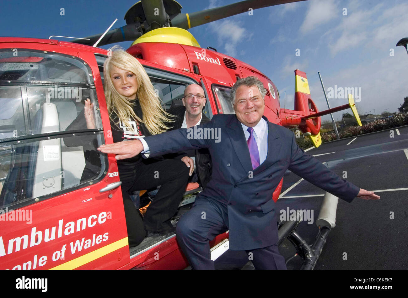 Celebrità gallese Bonnie Tyler, Mal Papa e Max Boyce con il Galles Air Ambulance. Foto Stock