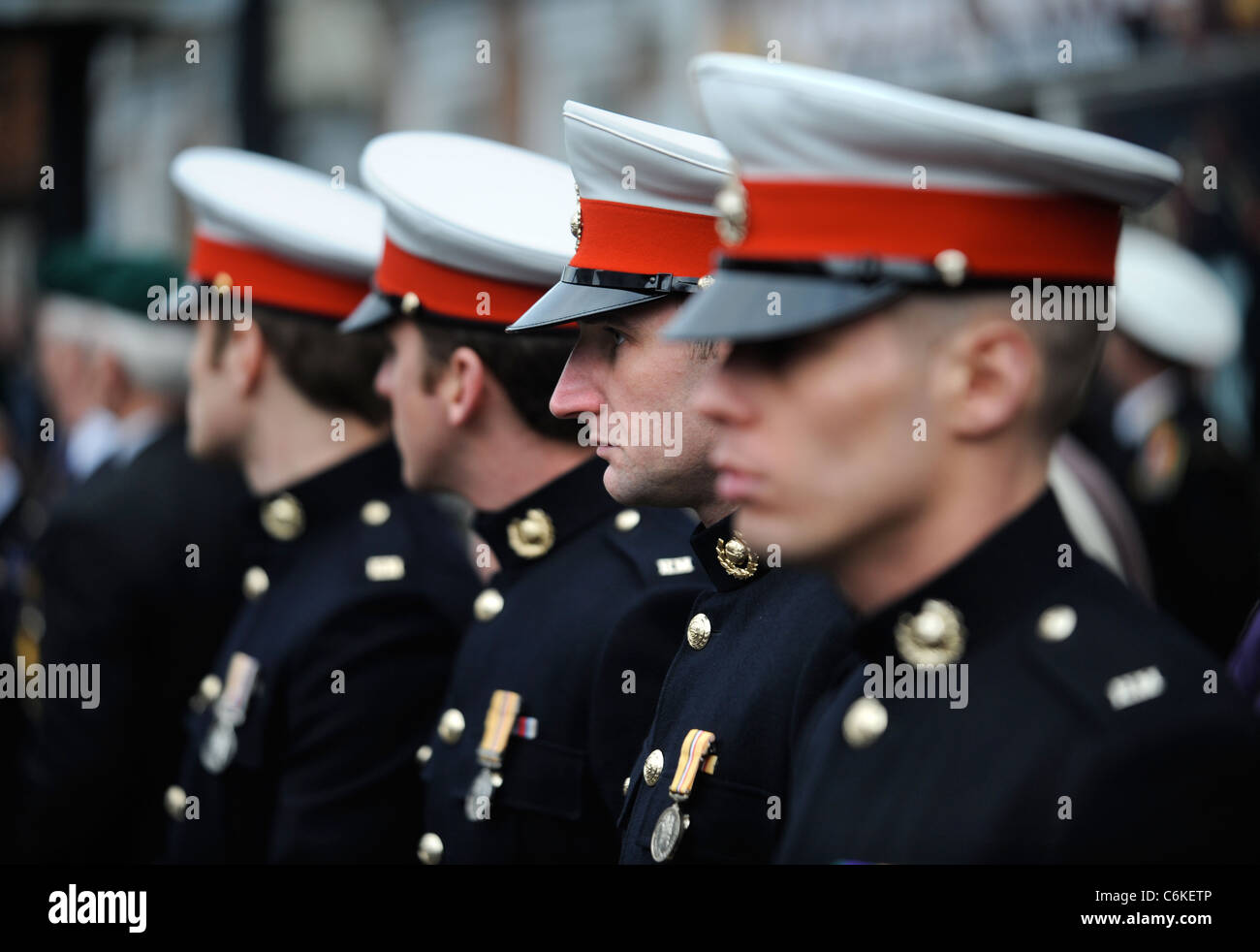 Royal Marines nel vestire uniformi tra persone in lutto si sono riuniti per una cerimonia di rimpatrio a Wootton Bassett, Wiltshire REGNO UNITO Dic 2008 Foto Stock