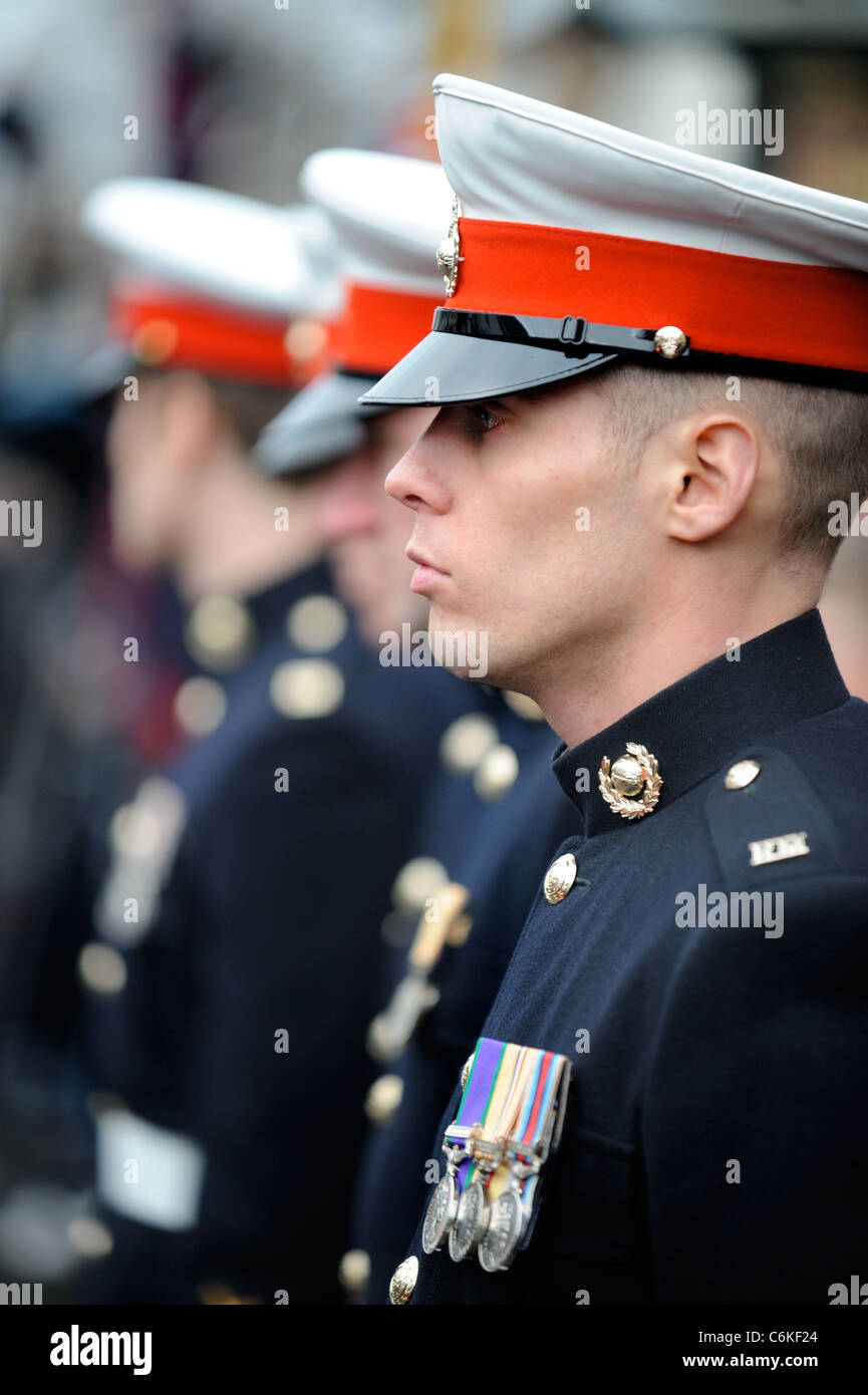 Royal Marines nel vestire uniformi tra persone in lutto si sono riuniti per una cerimonia di rimpatrio a Wootton Bassett, Wiltshire REGNO UNITO Dic 2008 Foto Stock