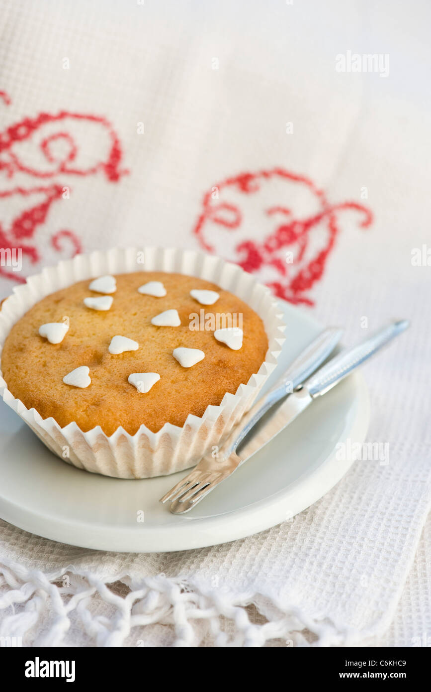 Bizcocho decorate con heart-shaped spruzza Foto Stock