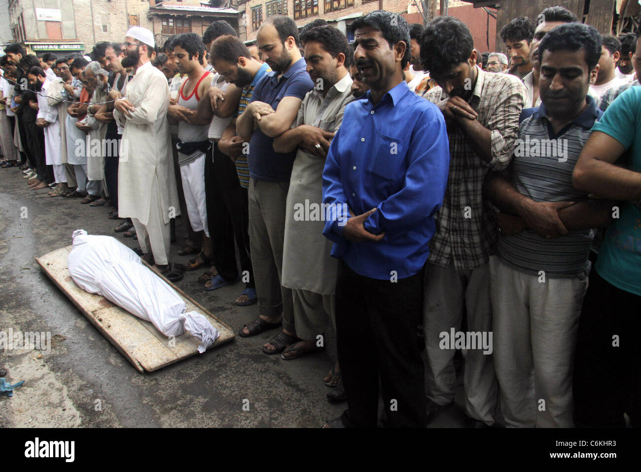 I musulmani del Kashmir offrire preghiere funebri accanto al corpo di Ghulam Mohammad Badyari, un civile del Kashmir durante il suo funerale in Foto Stock