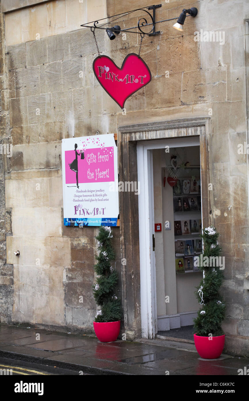 Regali Pink Art dal negozio di articoli da regalo Heart a York Street, Bath, Somerset UK nel mese di agosto Foto Stock