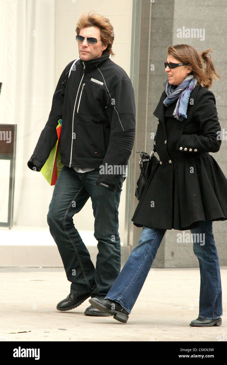 Jon Bon Jovi e moglie Dorothea Hurley Jon Bon Jovi shopping con sua moglie in Manhattan New York City, Stati Uniti d'America - 02.02.10 Anthony Foto Stock