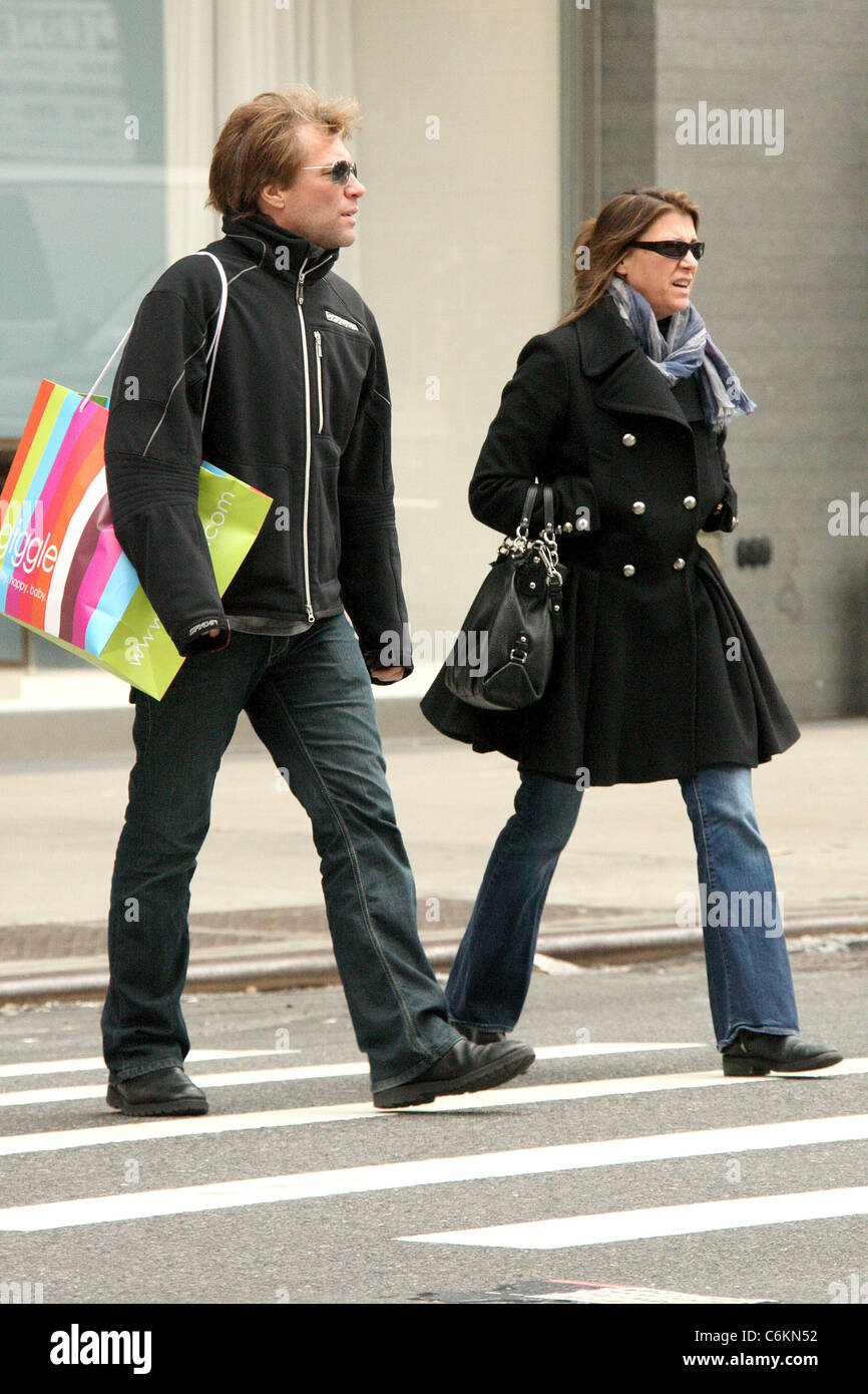 Jon Bon Jovi e moglie Dorothea Hurley Jon Bon Jovi shopping con sua moglie in Manhattan New York City, Stati Uniti d'America - 02.02.10 Anthony Foto Stock