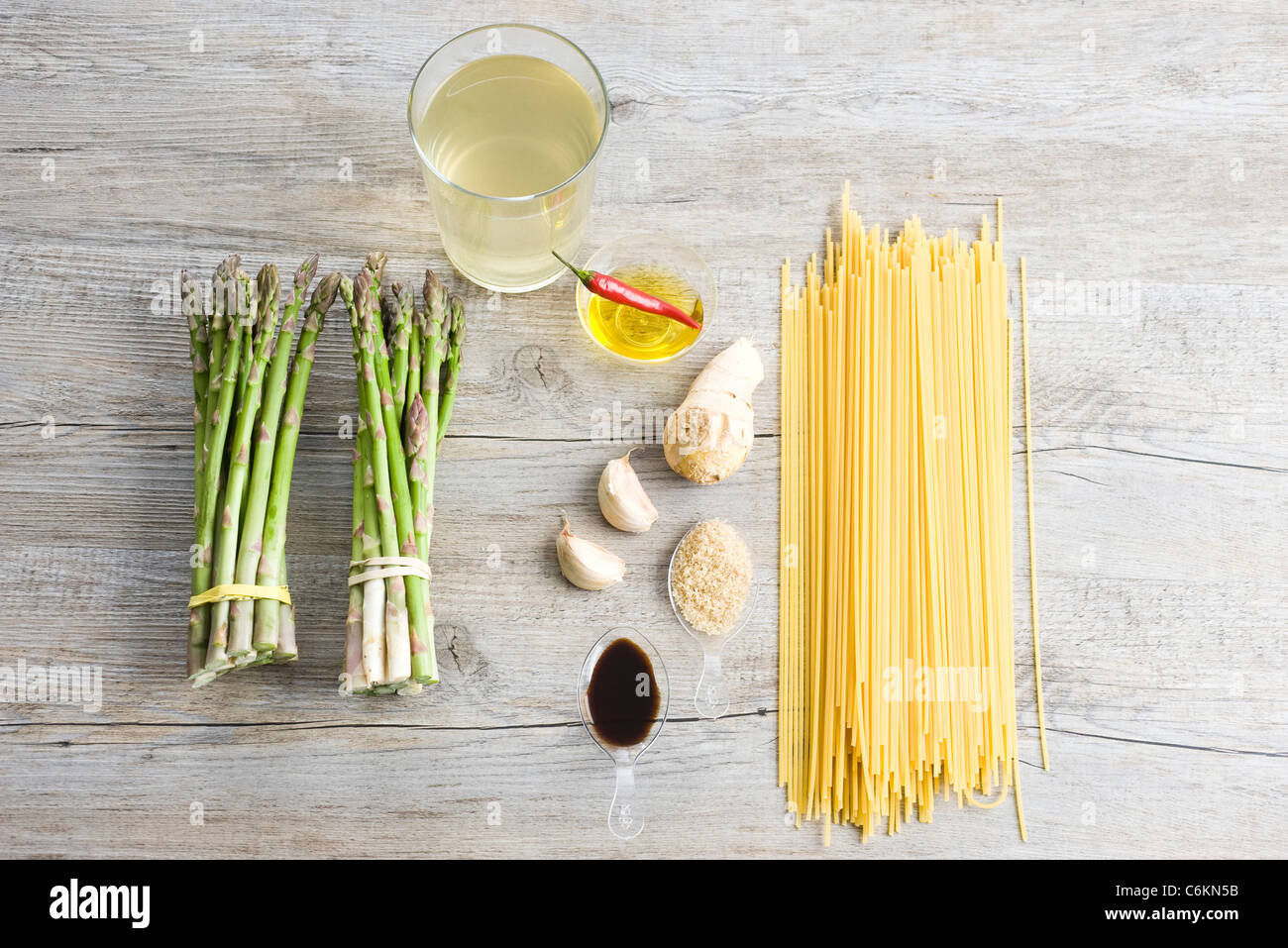 Spaghetti con asparagi, lo zenzero e la salsa di soia Foto Stock