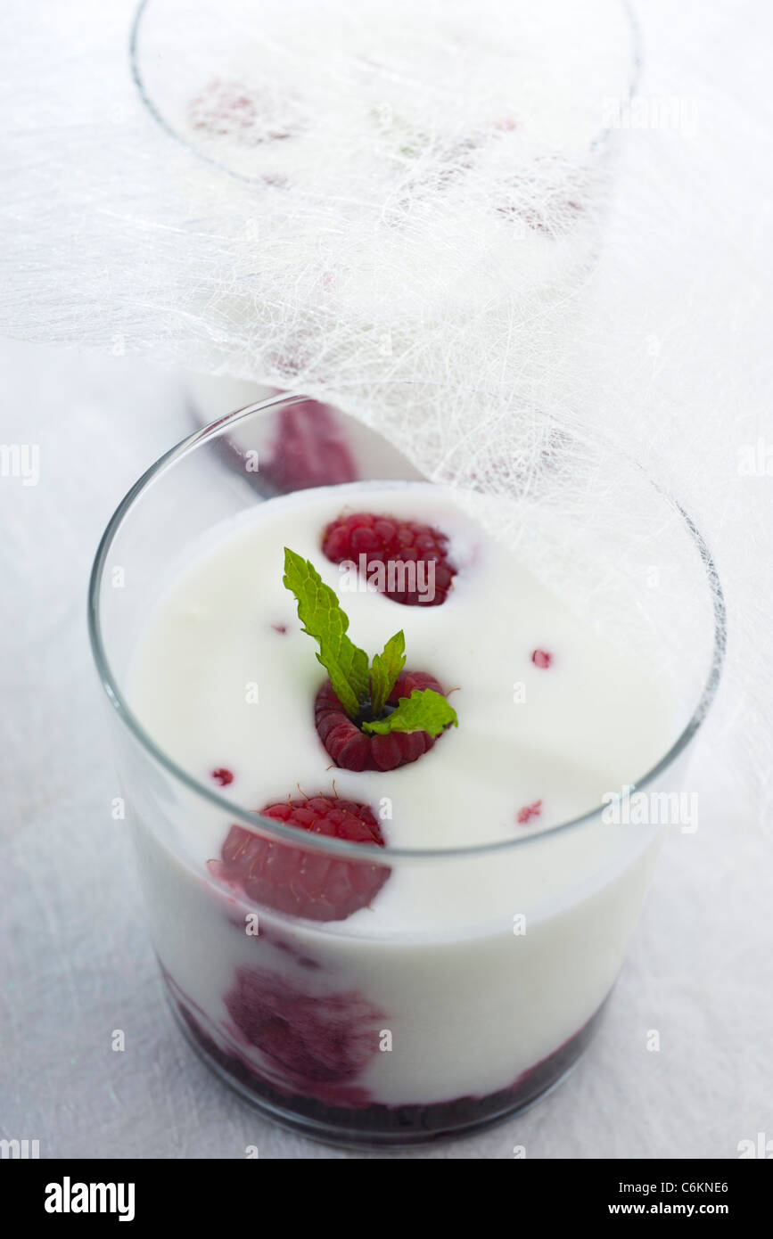 Rosso vellutato yogurt alla frutta Foto Stock