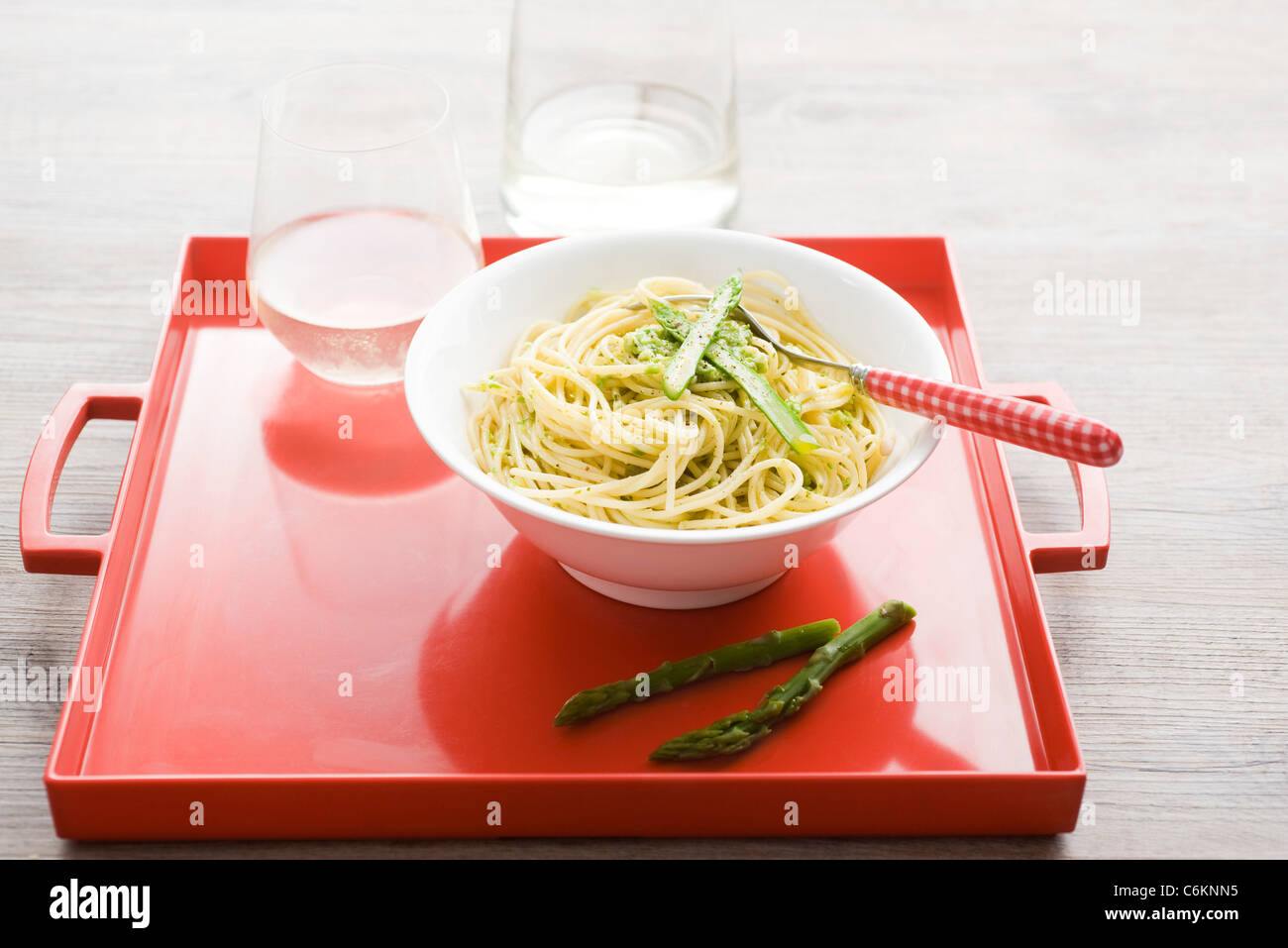 Spaghetti con pesto di asparagi Foto Stock