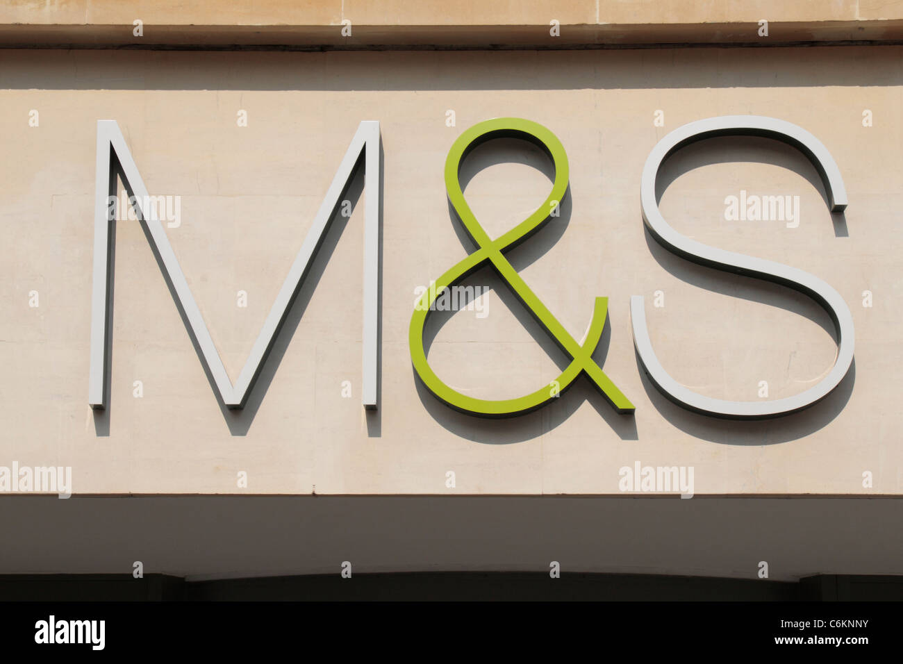 La Marks & Spencer M&S logo sopra un ingresso del negozio in bagno, Somerset, Regno Unito. Foto Stock