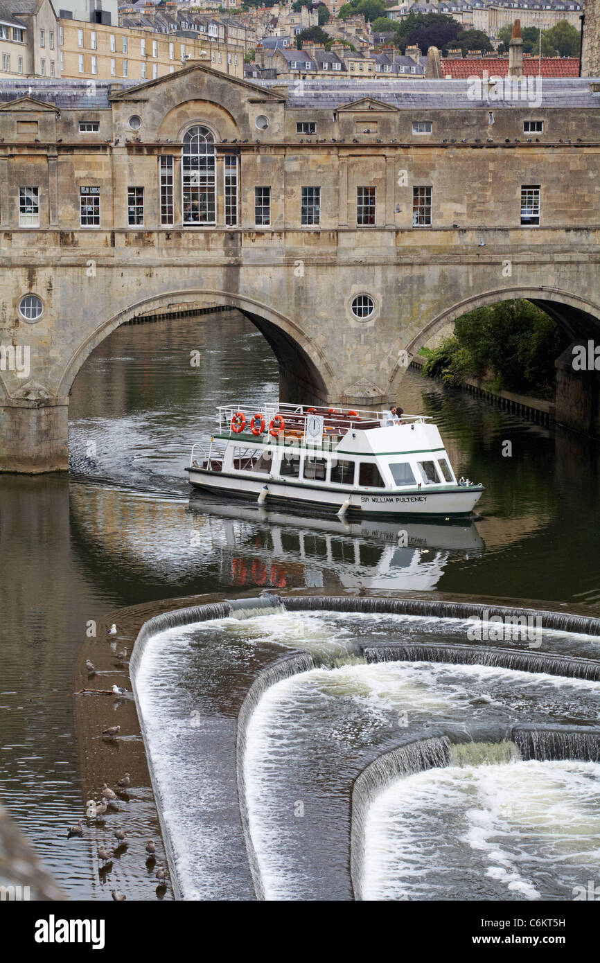 Facendo una gita in barca sul Sir William Pulteney lungo il fiume Avon passando sotto gli archi del ponte Pulteney a Bath, Somerset UK nel mese di agosto Foto Stock